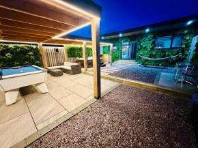 Hazells Lodge Farm Stay Sleeps 2 Undercover Hottub and Pool Table